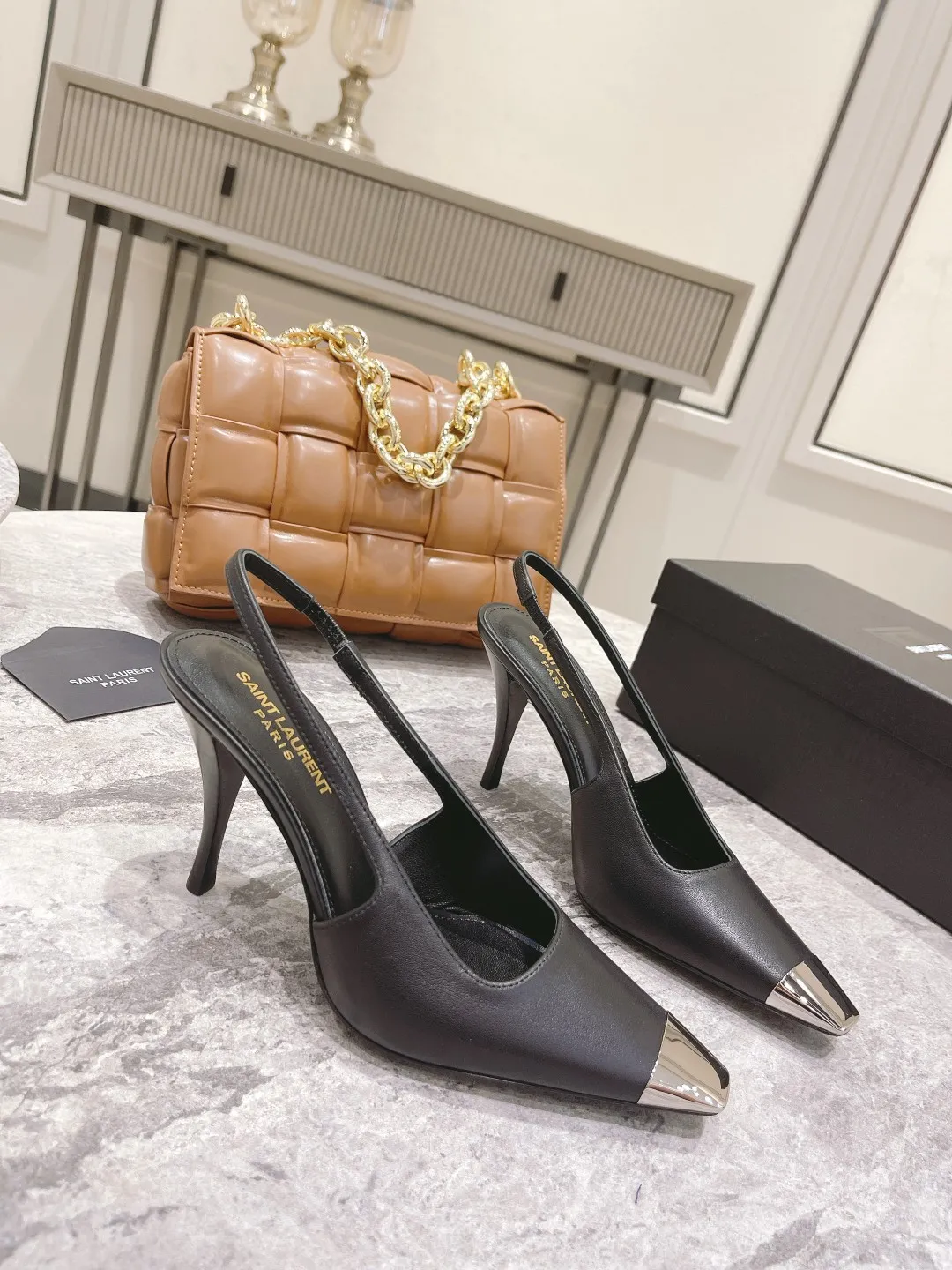 👟👟Ex-factory price 480👟👟 🔝Saint laurent*YSL early spring catwalk style rose Park Caiying same style high heels👠 YSL's metal iron-toe high heels are made of leather. The stiletto heel creates a classic, elegant, fashionable and avant-garde look. The workmanship and materials of the shoes are the same as the original ones. Welcome to compare🆚 Upper: matte cowhide/cow patent leather Inner: sheepskin lining Genuine leather outsole Heel height: 7cm 9cm Size: 35-39🐴 Order 40 with original packaging